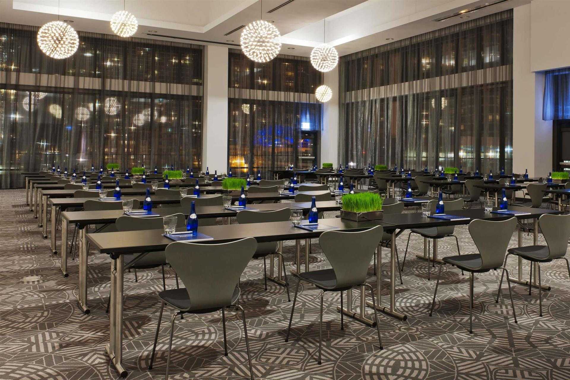 Radisson Blu Aqua Hotel Chicago - Live! Elevated Summer Meetings ใน Chicago, IL